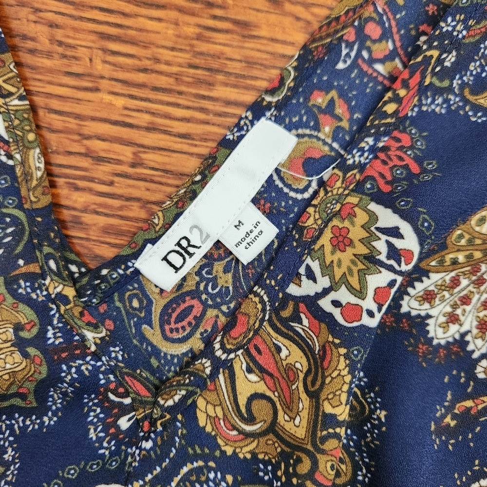 3/$25 DR2 V Neck Blouse Size M navy paisley print lightweight top cap sleeve - Picture 4 of 7